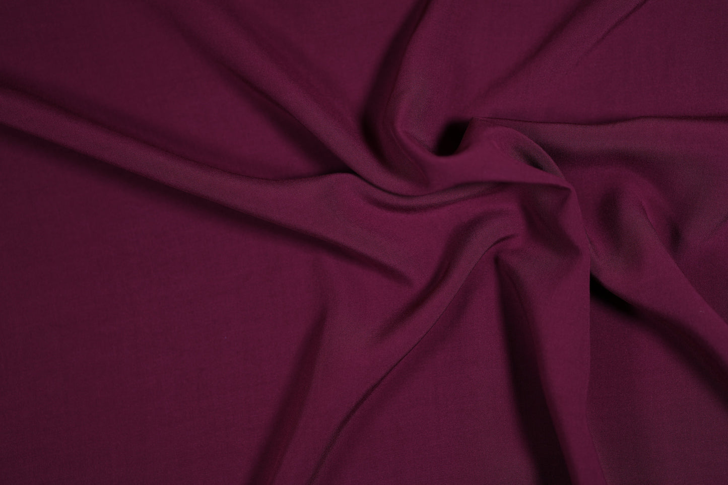 Viskosestoff in Aubergine mit fließendem Fall – perfekt für Sommermode