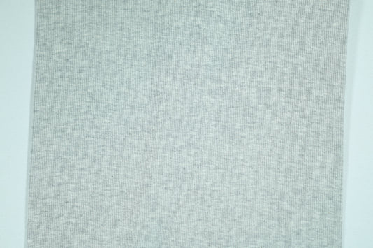 Weicher BĂŒndchenstoff in Hellgrau â ideal fĂŒr Baby- und Freizeitmode