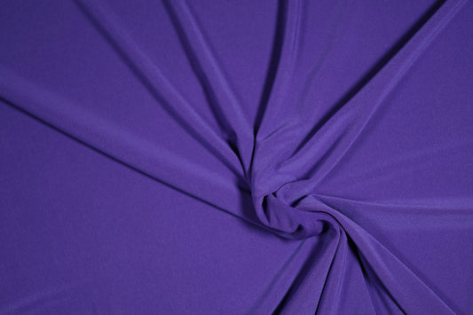 Weich fallender Jerseystoff in Violett, zu einer Rosette drapiert.