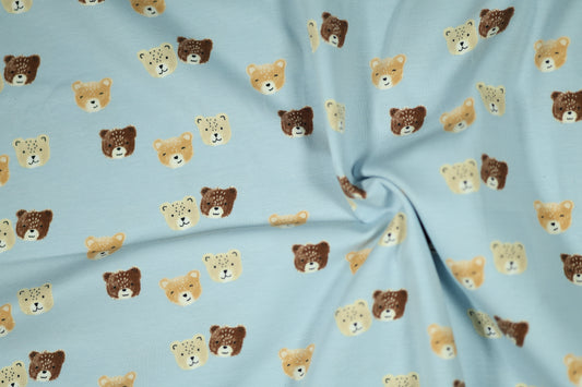 Hellblauer Baumwollstoff mit süßen Teddyköpfen in Braun- und Beigetönen
