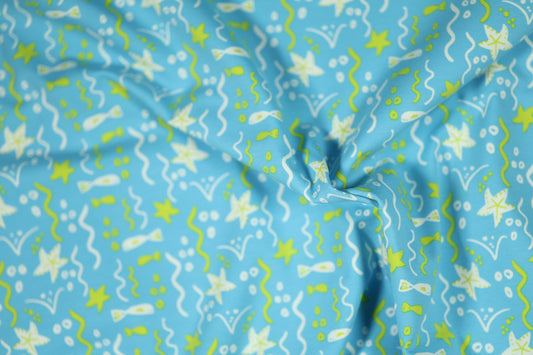 Türkisfarbener Kinderstoff mit gelben Seesternen und kleinen Fischen