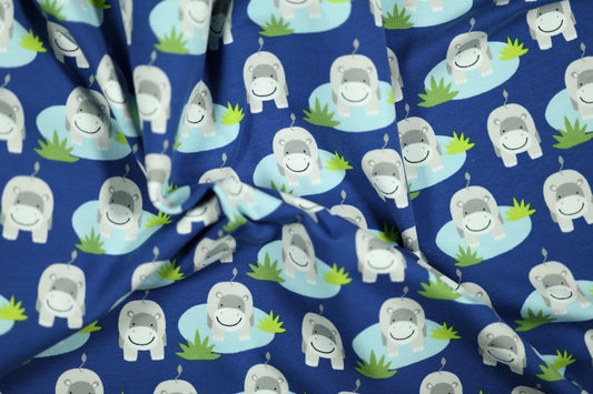 Kinderfreundlicher Stoff mit Nilpferden und Palmen – ideal für Pyjamas.