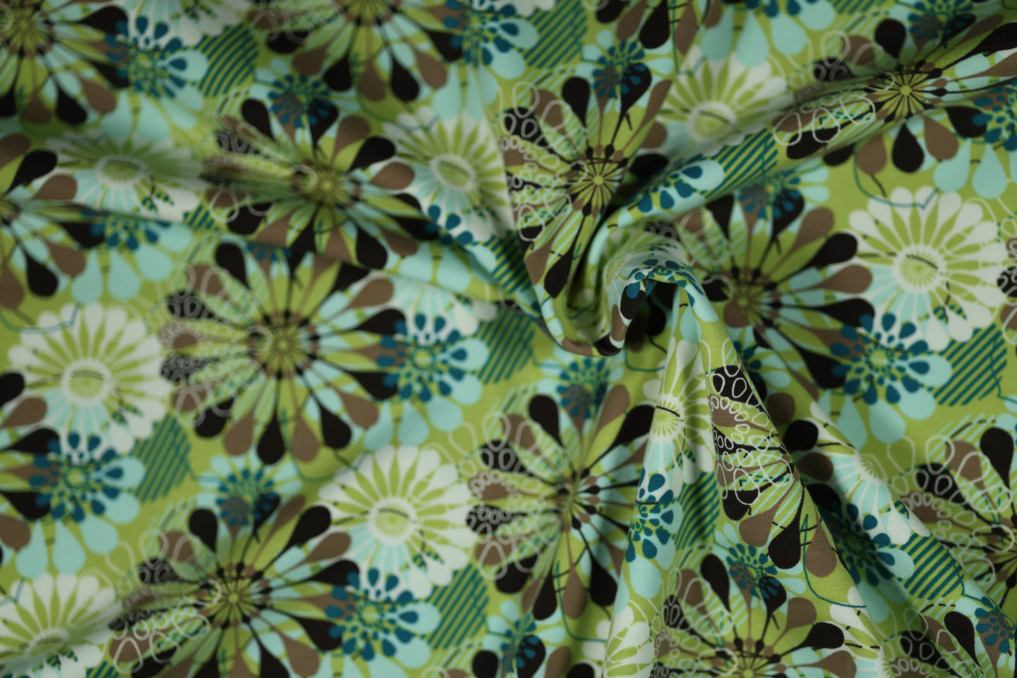 Retro-inspirierter Baumwollstoff mit Blumenmuster in Grüntönen.
