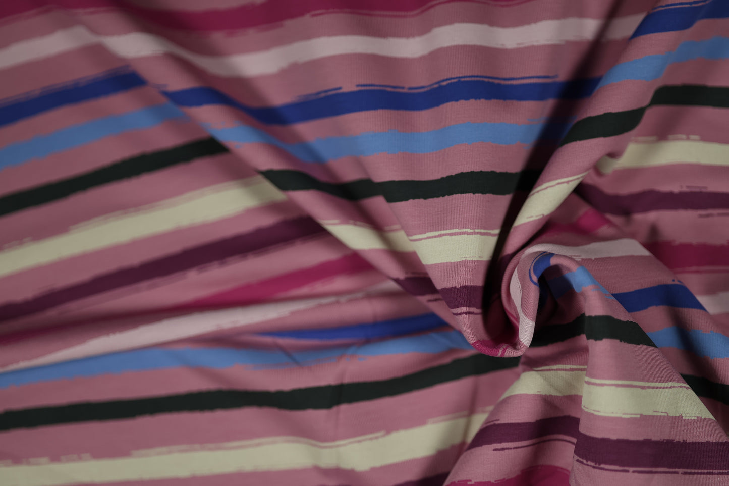 Moderner Baumwollstoff mit Streifen in Rosa, Blau und Schwarz.