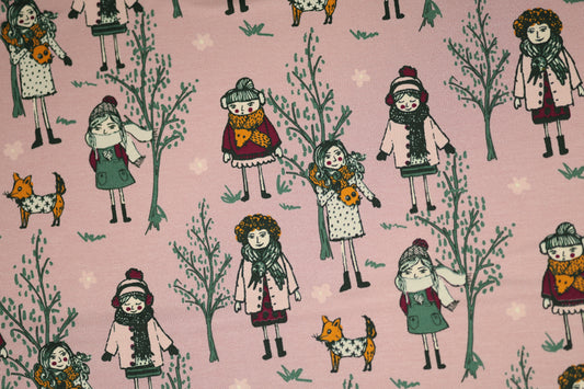 Kinderstoff mit gezeichneten Mädchen und Bäumen – weich & bunt.