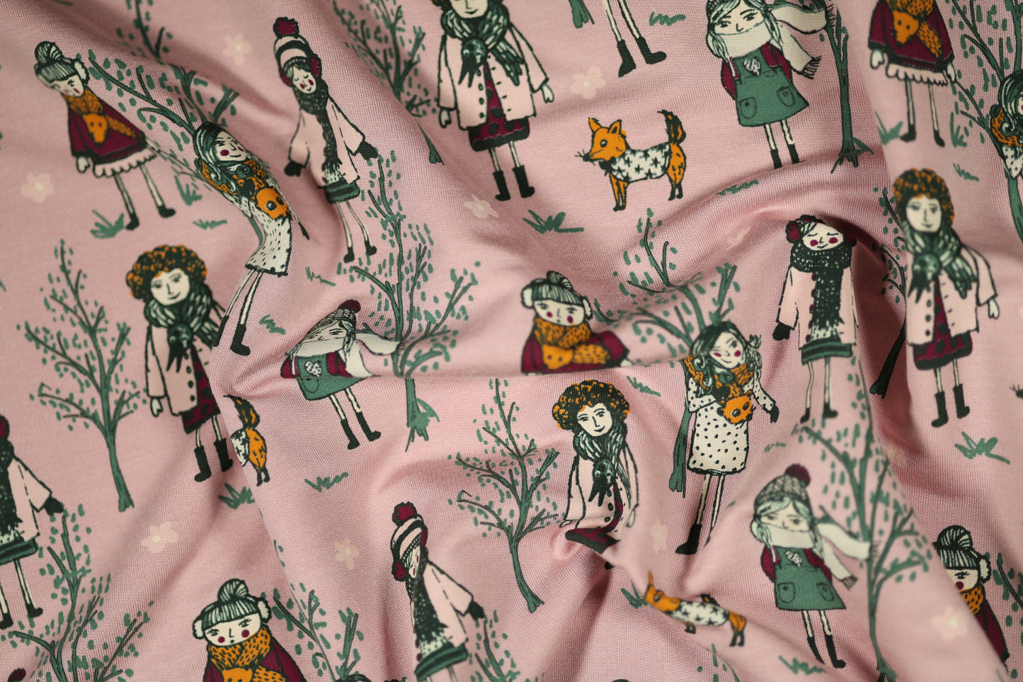 Baumwollstoff mit Mädchenmotiven auf rosa Hintergrund – verspielt & charmant.