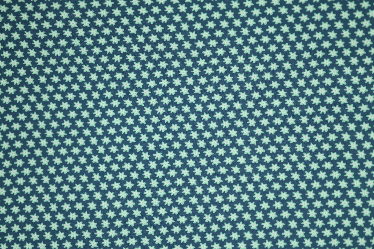 Kleine Blüten auf Marineblau – hochwertiger Baumwollstoff für Kinder und kreative Projekte.