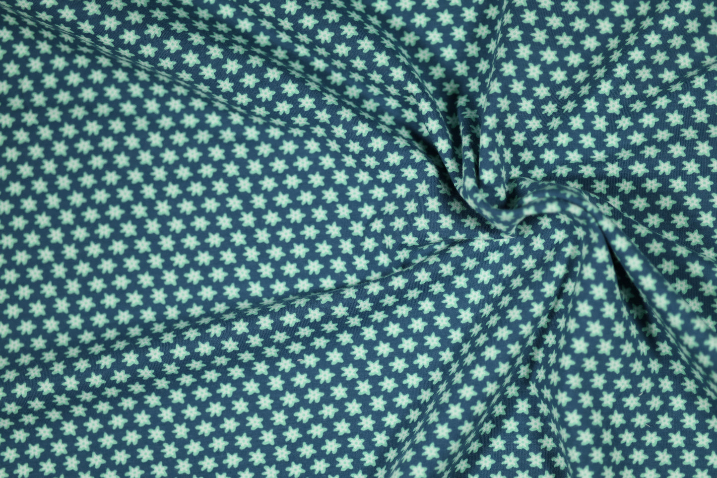 Baumwollstoff mit Motiv: kleine blüten auf marineblau – weich & kindgerecht.