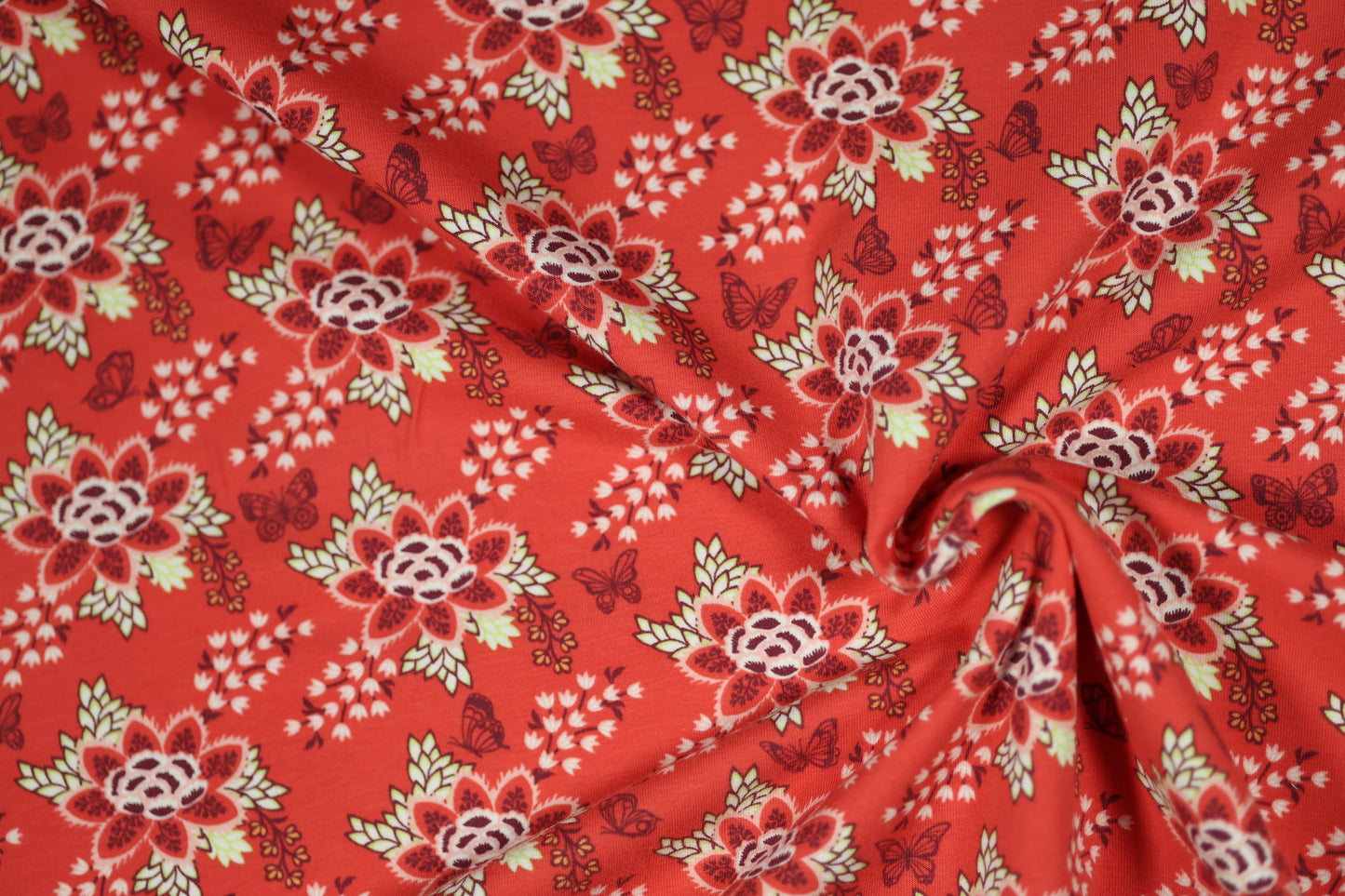 Florales Muster mit Schmetterlingen in Rot – hochwertiger Baumwollstoff für Kinder und kreative Projekte.