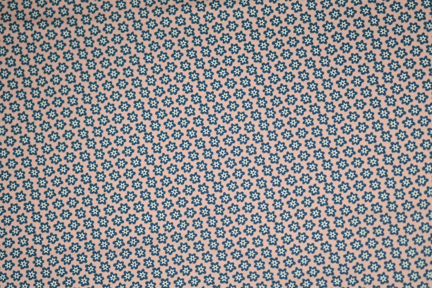 Blaue Mini-Blumen auf Rosa – hochwertiger Baumwollstoff für Kinder und kreative Projekte.