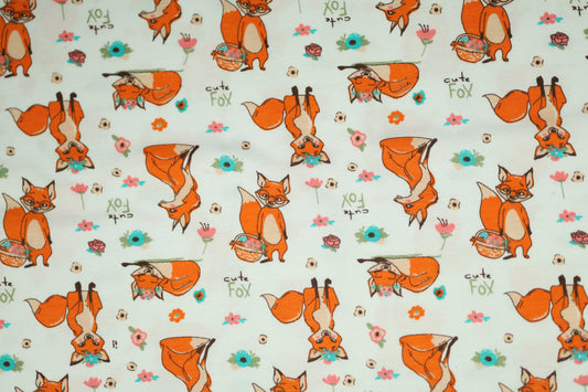 Baumwollstoff mit Motiv: füchse und blumen auf weiß – weich & kindgerecht.