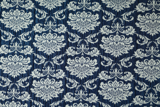 Jacquard-Stoff mit Barockmuster in Marineblau und Naturweiß