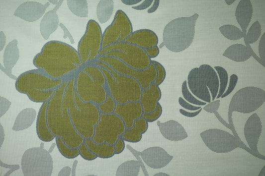 Eleganter Vorhangstoff mit floraler Struktur in Olivgrün und Hellgrau – ideal für moderne Fensterdekorationen