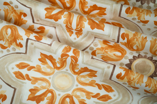 Ornamentierter Dekostoff in kräftigem Orange für Fenster und Dekoideen