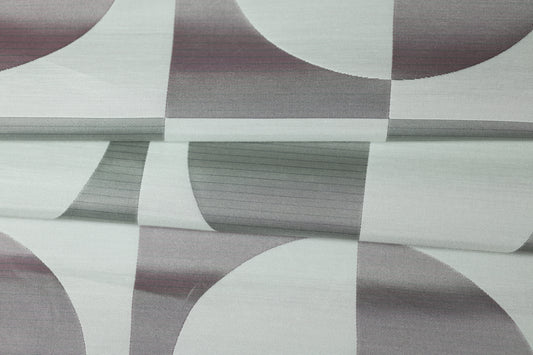 Mittelgrauer Vorhangstoff mit geometrischem Look in Naturweiß