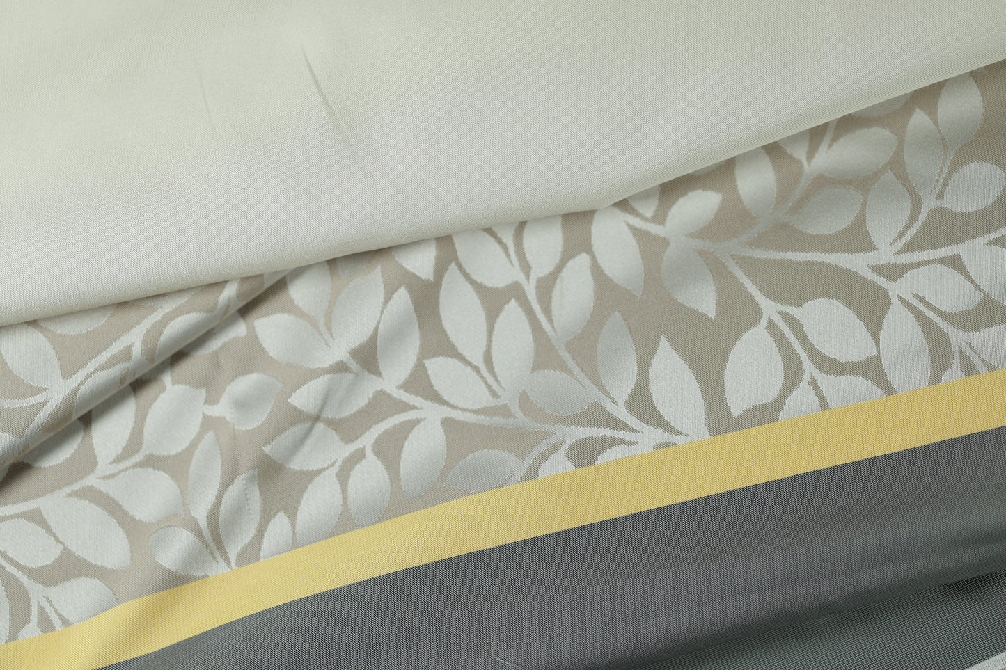 Eleganter Blätterstoff in Naturfarben – stilvoll und modern