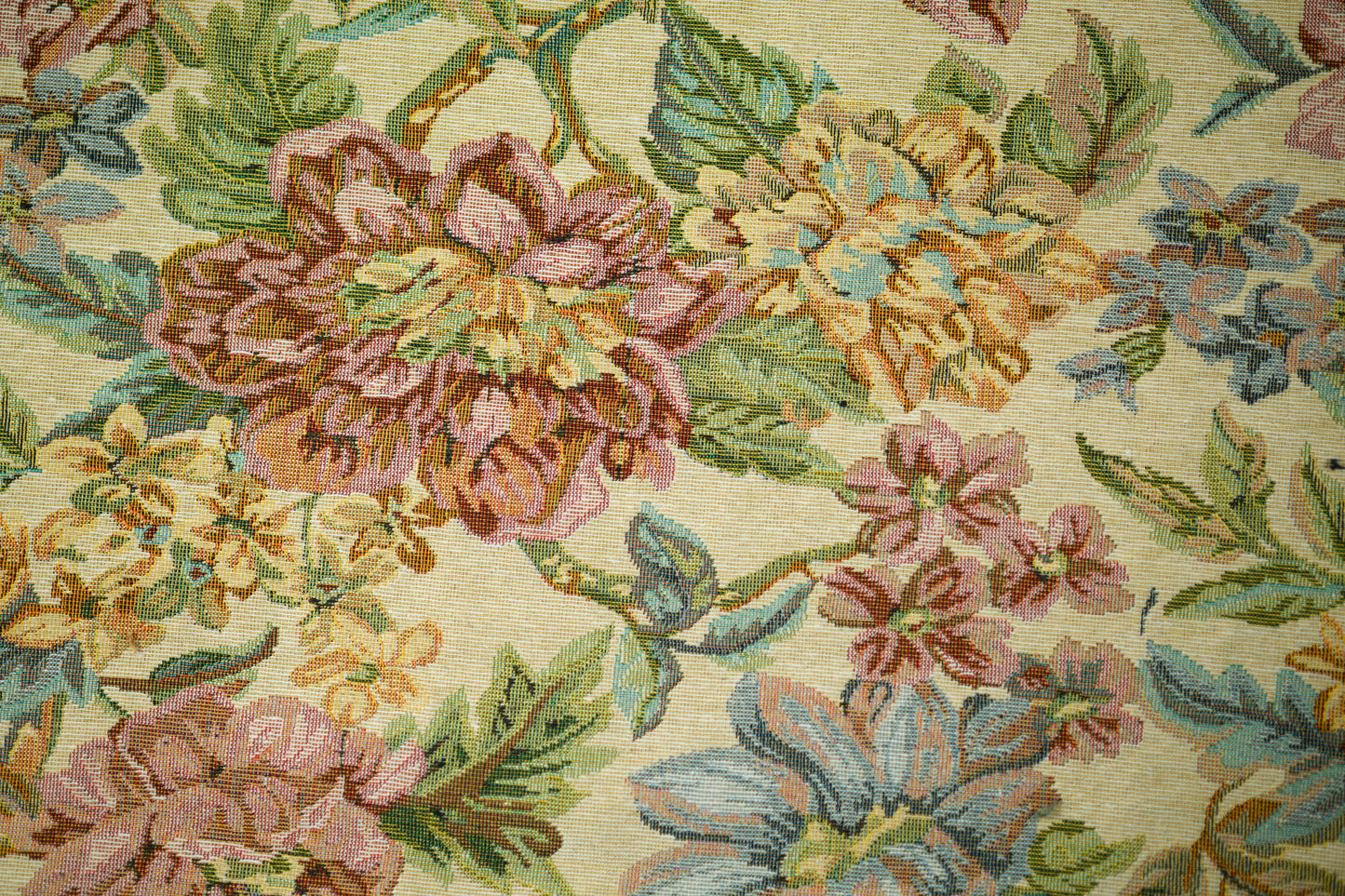 Möbelstoff mit floraler Musterung in Rosé, Beige und Grün – ideal für klassische Polster