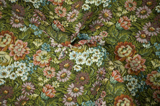 Wiesenblumen-Möbelstoff auf grünem Untergrund mit bunten Blüten