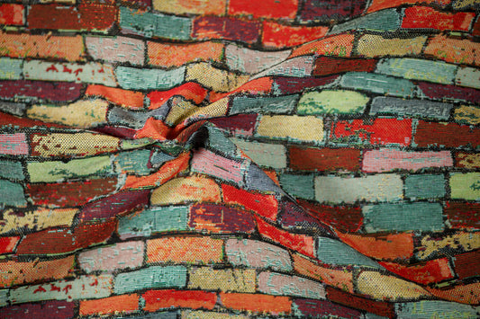 Möbelstoff mit Backsteinmauer-Muster in kräftigen Farben für urbanes Wohnambiente
