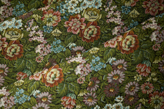 Detailansicht von Möbelstoff – Florale Wiese in Dunkelgrün – fein gewebt