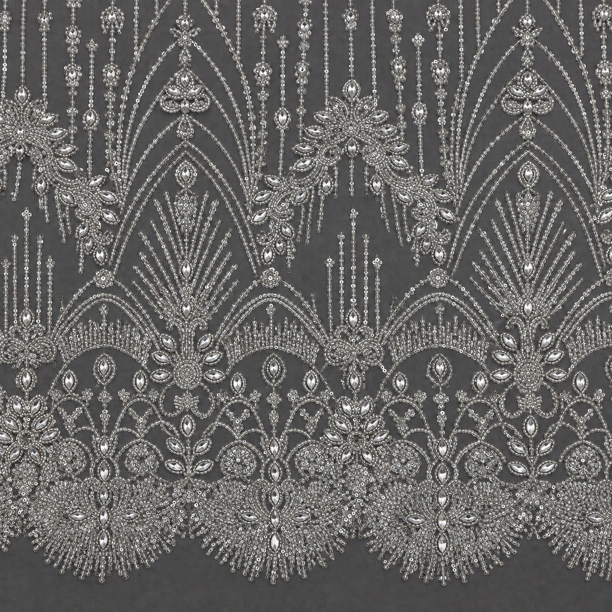 Spitze mit Strass, Perlen und Pailletten in Silber auf weißem Tüll