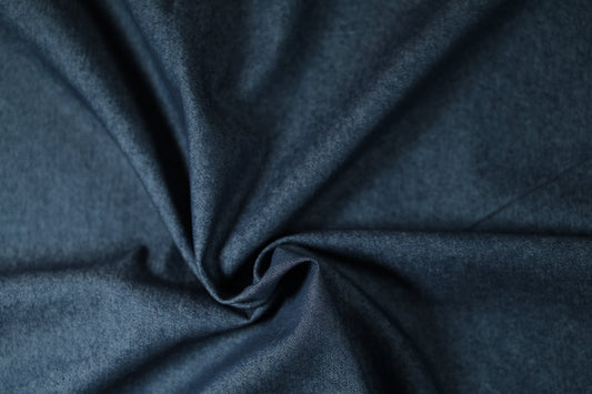 Detailansicht vom Denimstoff Jeansblau mit feiner Struktur