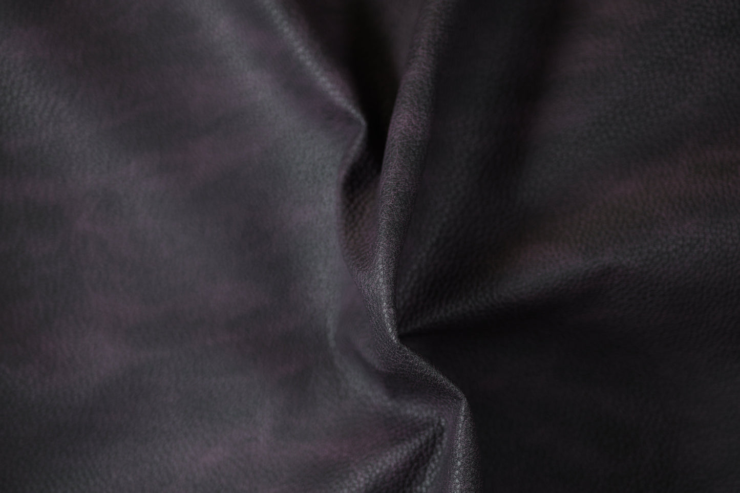 Kunstleder in Aubergine für extravagante Akzente