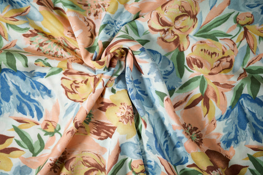 Viskosestoff â Blumenwiese in Pastellgelb & Himmelblau â Viskosestoff mit Blumenmuster â weich und ideal fĂŒr sommerliche Kleidung â Stoffstruktur im Nahaufnahme