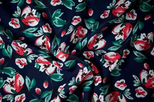 Leichter Damenstoff mit weiß-roten Blüten für Sommermode