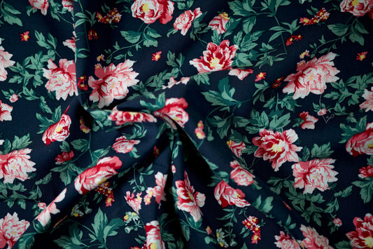 Leichter Sommerstoff mit floralem Muster in Rosa und Dunkelblau