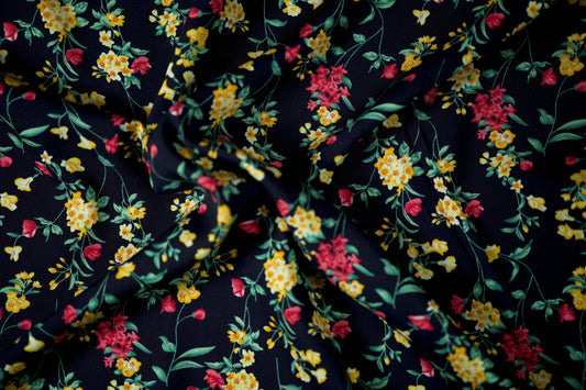 Sommerlicher Stoff mit kleinen Blumen für Damenkleidung