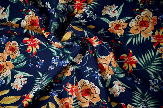 Viskosestoff mit bunten Blumen auf marineblauem Hintergrund