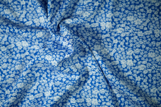 Viskosestoff – Weiß-Blaues Blumenmuster – Viskosestoff mit Blumenmuster, weich und fließend – Ideal für Sommerkleider