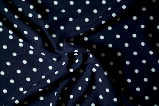 Leichter Viskosestoff mit Punkte in Dunkelblau – ideal für Sommerkleider