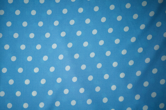 Fließender Stoff mit Punkte in Hellblau – perfekt für Blusen oder Röcke