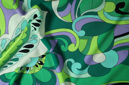 Bunter Viskose: GrĂŒnes Ornament-Design â perfekt fĂŒr Blusen, Röcke und Accessoires