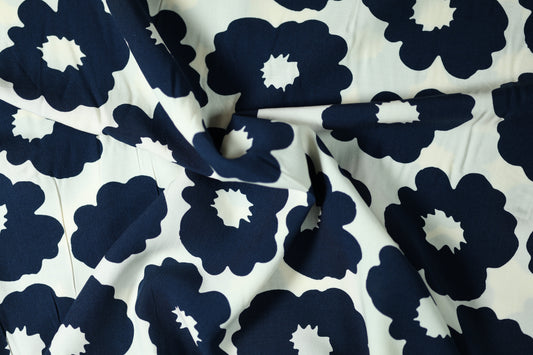Viskose – Navy Blumen auf Weiß – ideal für Sommerkleidung, Blusen und Accessoires