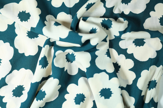 Viskose – Teal Blumen auf Weiß – ideal für Sommerkleidung, Blusen und Accessoires