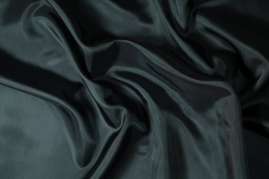 Futtertaft in Anthrazit – glänzender Begleiter für Kleidung