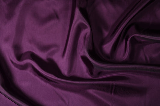 Bordeauxfarbener Futtertaft glänzend