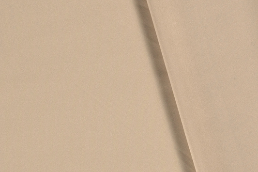 Beiger Uni Stoff aus Polyester mit matter Oberfläche Stoffeya