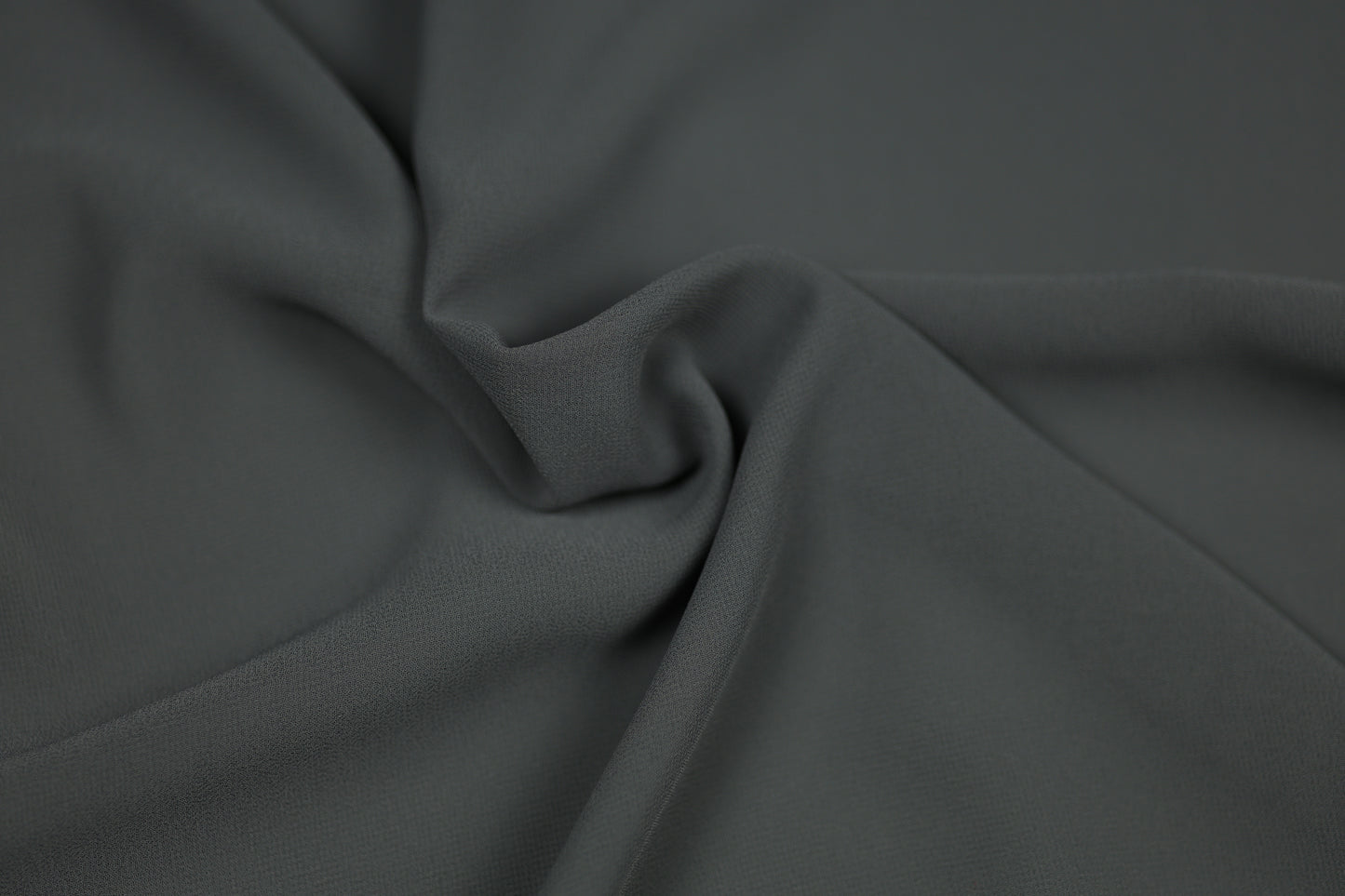 Fließender Georgette-Chiffon Stoff in Dunkelgrau mit matter Struktur und leicht transparentem Fall – ideal für Kleider, Blusen und elegante Dekorationen