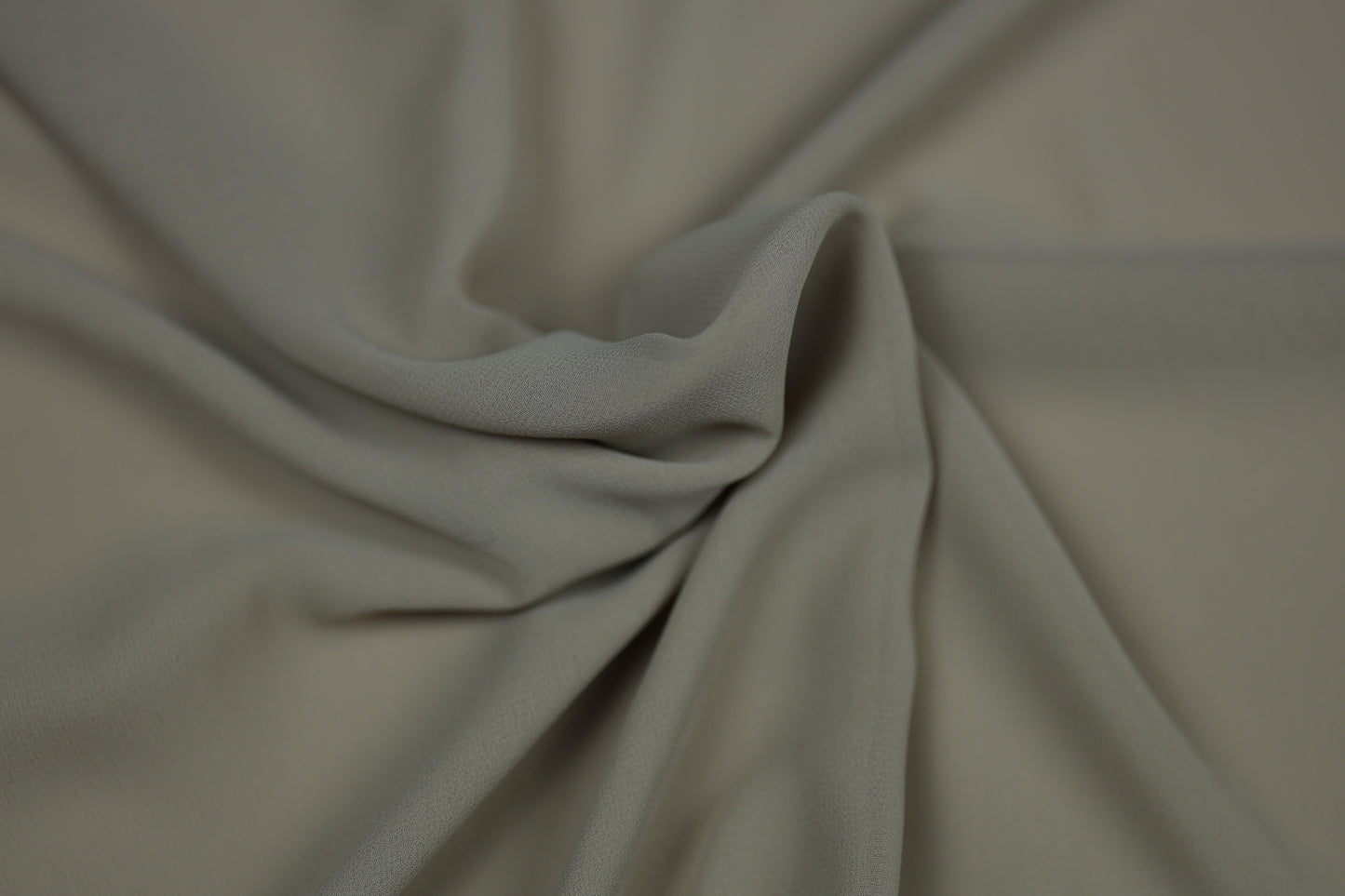 Fließender Chiffonstoff in Graugrün mit weichem Faltenwurf – ideal für Kleider und Blusen