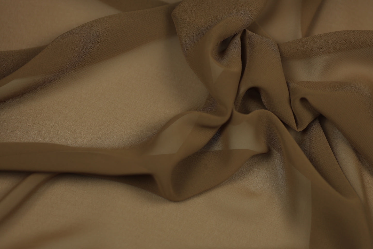 Fließender Chiffonstoff in Karamell mit weichem Faltenwurf – ideal für Sommerkleider