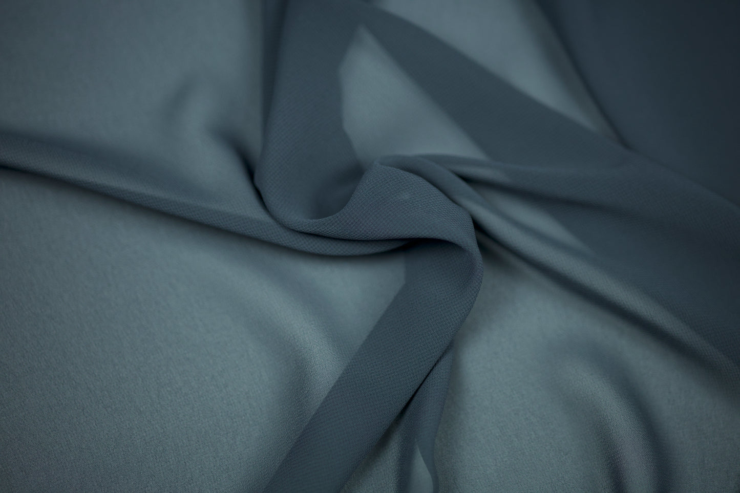 Drapierter Chiffonstoff in tiefem Petrolton – weich, stilvoll und ideal für DIY-Nähprojekte