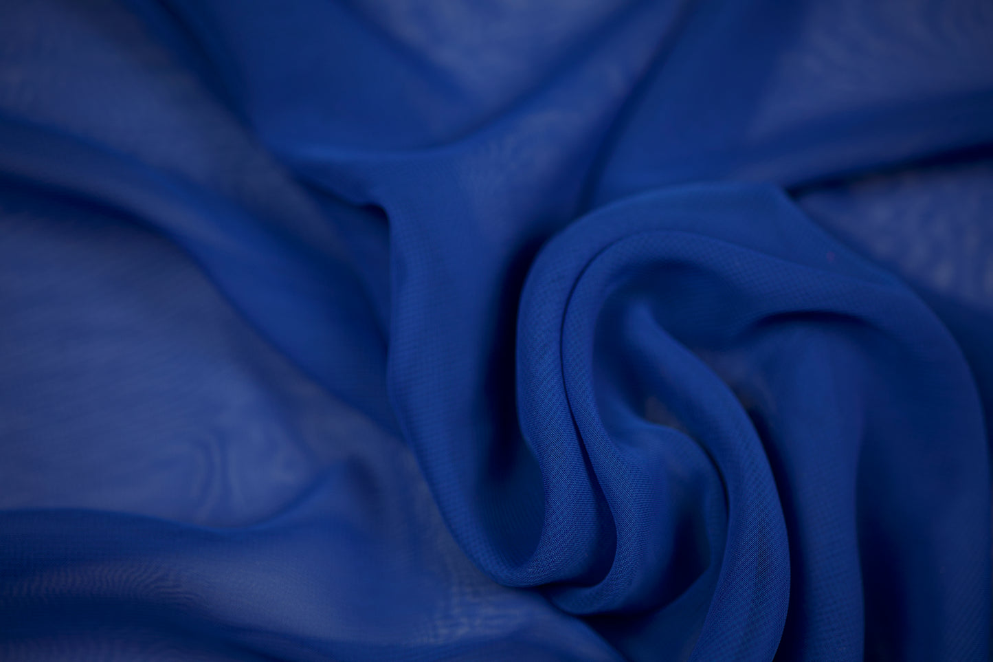 Fließender Chiffonstoff in Royalblau mit weichem Faltenwurf – ideal für Kleider und Blusen