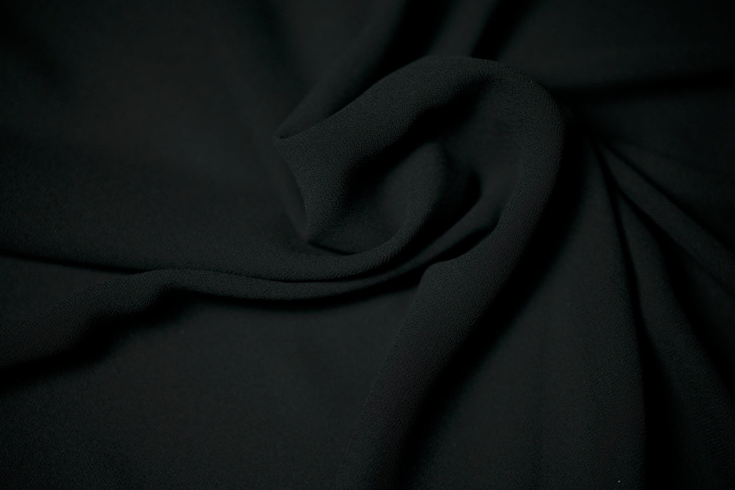 Schwarzer Jorjet-Chiffonstoff mit weich fließender Textur für elegante Mode