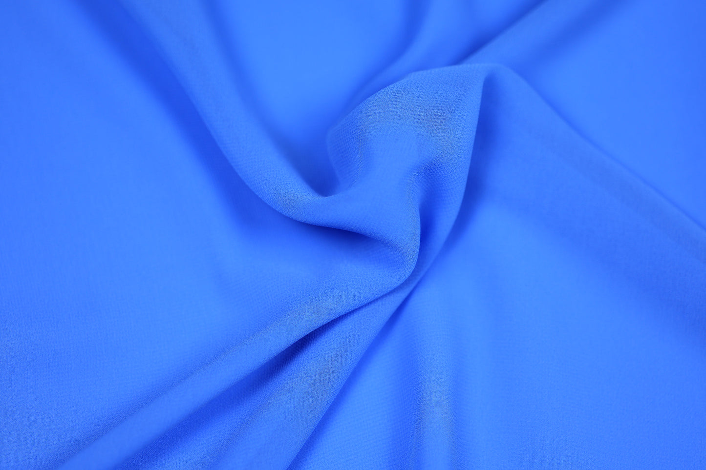 Fließender Chiffonstoff in Signalblau mit weichem Faltenwurf – ideal für Kleider und Blusen