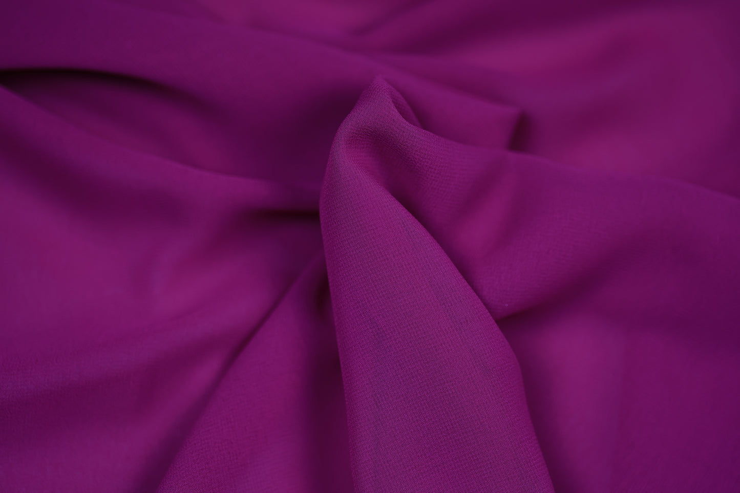Violett-pinker Chiffonstoff mit weichem Fall – ideal für elegante Nähprojekte
