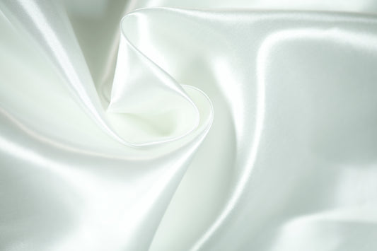 Faltiger Dekostoff aus Satin in zartem Champagnerton – hochwertiger Glanz